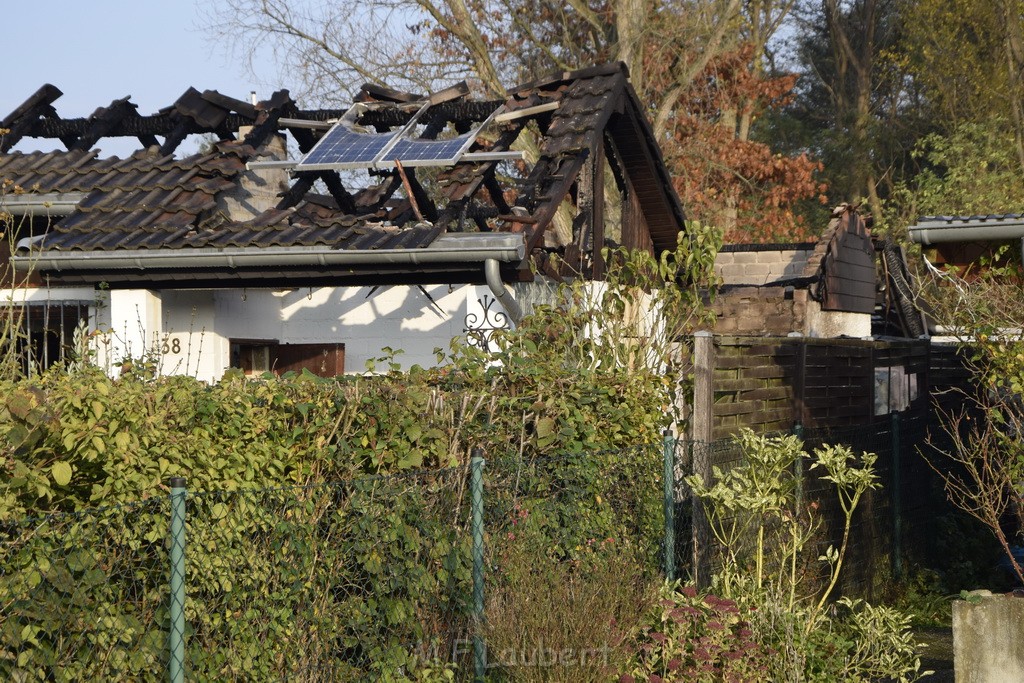 Feuer 1 brannten 3 Lauben Koeln Fuehlingen Kriegerhofstr P073.JPG - Miklos Laubert